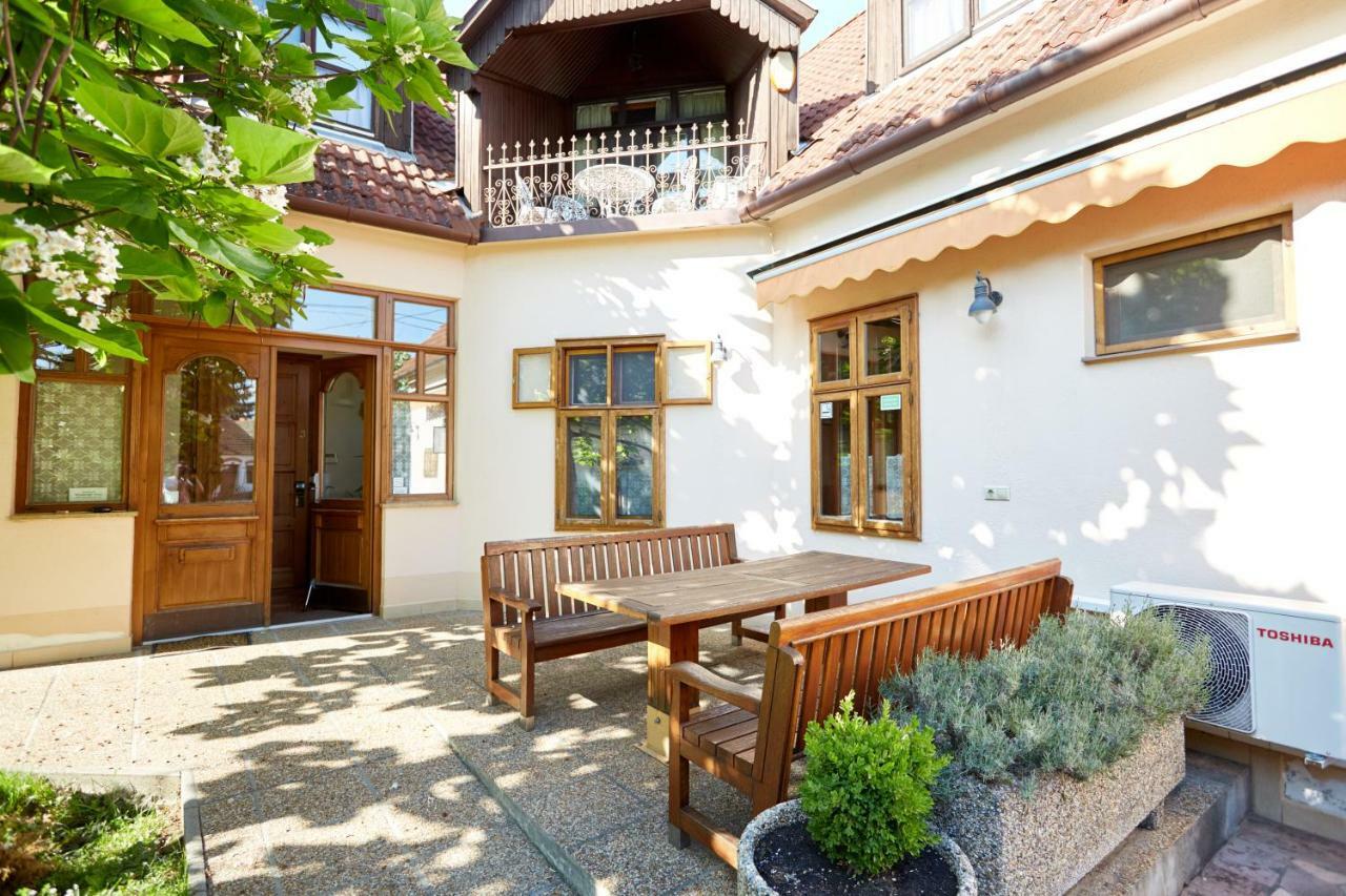 Sarok Vendeghaz Hotel Villany Exterior photo